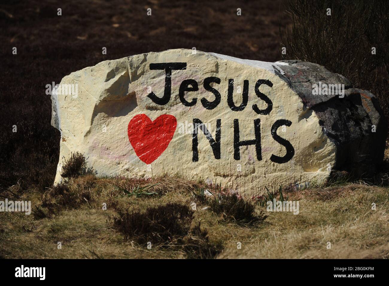 Der ursprüngliche "Jesus's Stein auf der A939 Dave Moor Straße in Morayshire wurde in Anerkennung der NHS-Arbeiter einem Facelift unterzogen. Stockfoto