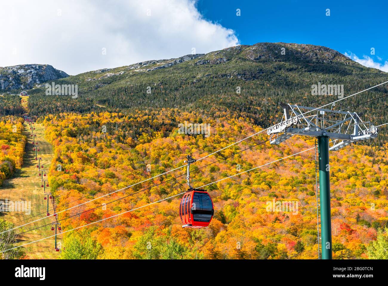 Seilbahn in einer Berglandschaft an einem sonnigen Herbsttag. Atemberaubende Herbstfarben. Stockfoto
