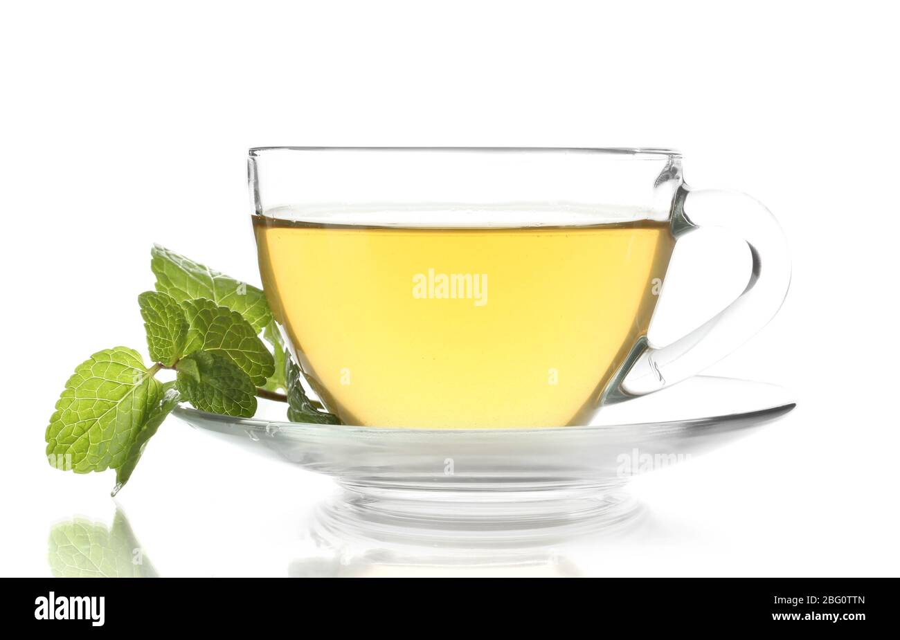 Tasse Tee mit Minze isoliert auf weiß Stockfoto