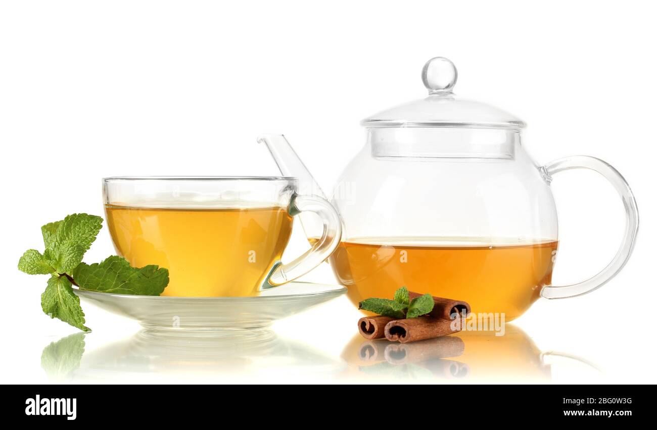 Tasse Tee mit Minze und Zimt isoliert auf weiß Stockfoto