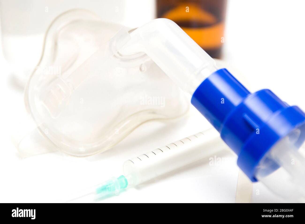 Medizinische Geräte zum Einatmen mit Atemschutzmaske, Vernebler auf dem weißen Tisch Stockfoto