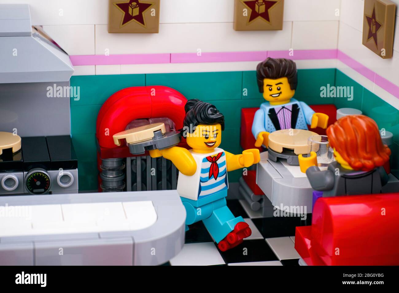 Tambow, Russland - 22. Januar 2020 Lego Downtown Diner. Rollschuhbahn Kellnerin serviert Essen. Stockfoto