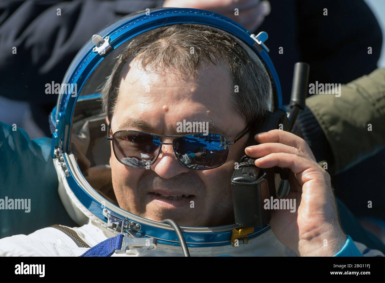 ZHEZKAZGAN, KASACHSTAN - 17. April 2020 - Expedition 62 Kosmonaut Oleg Skripochka wird außerhalb der Sojus MS-15 mit Familie per Satellitentelefon sprechen gesehen Stockfoto