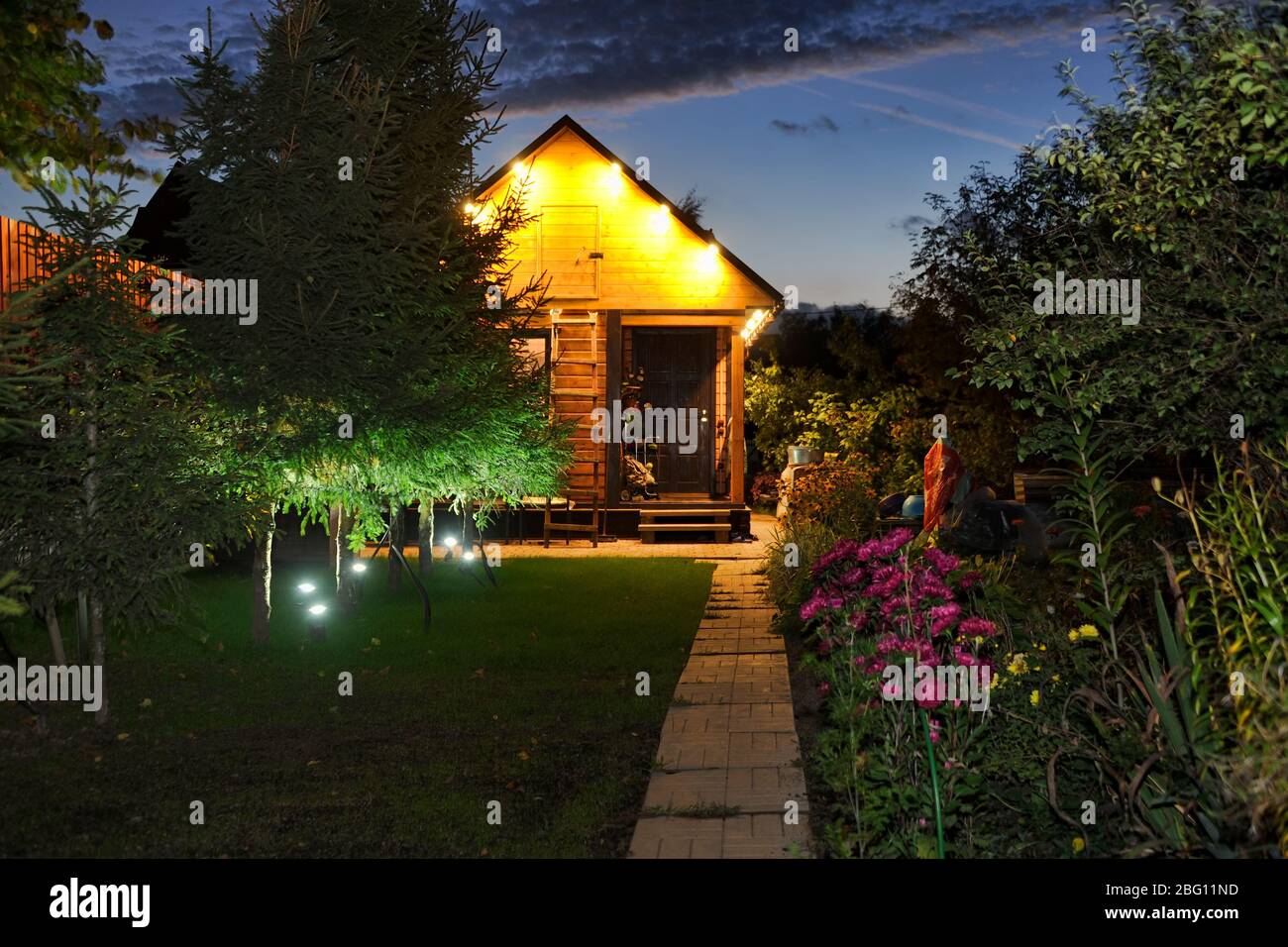 Beleuchtete Dacha in der Dämmerung Stockfoto