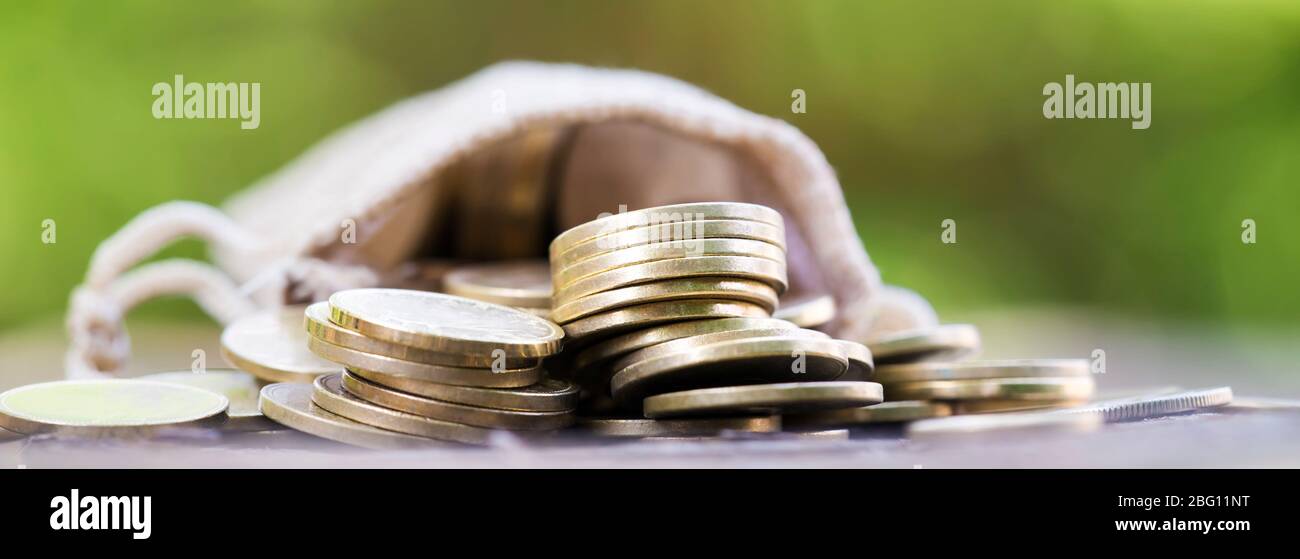 Goldgeld Münzen, Coronavirus finanzielle Anreize, Hilfspaket Symbol, Hilfe Konzept, Banner. Stockfoto