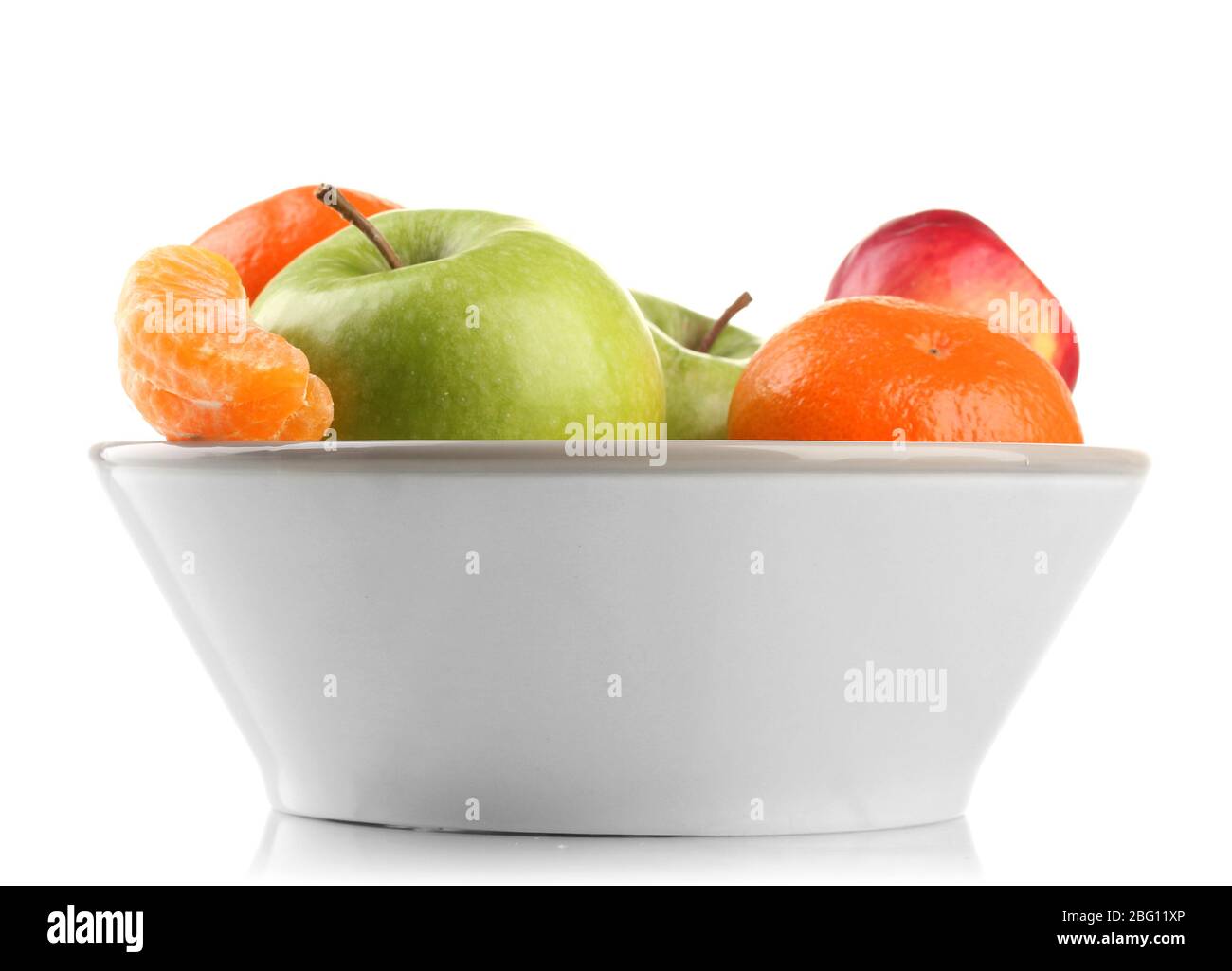 Schale mit Früchten, isoliert auf weiß Stockfoto