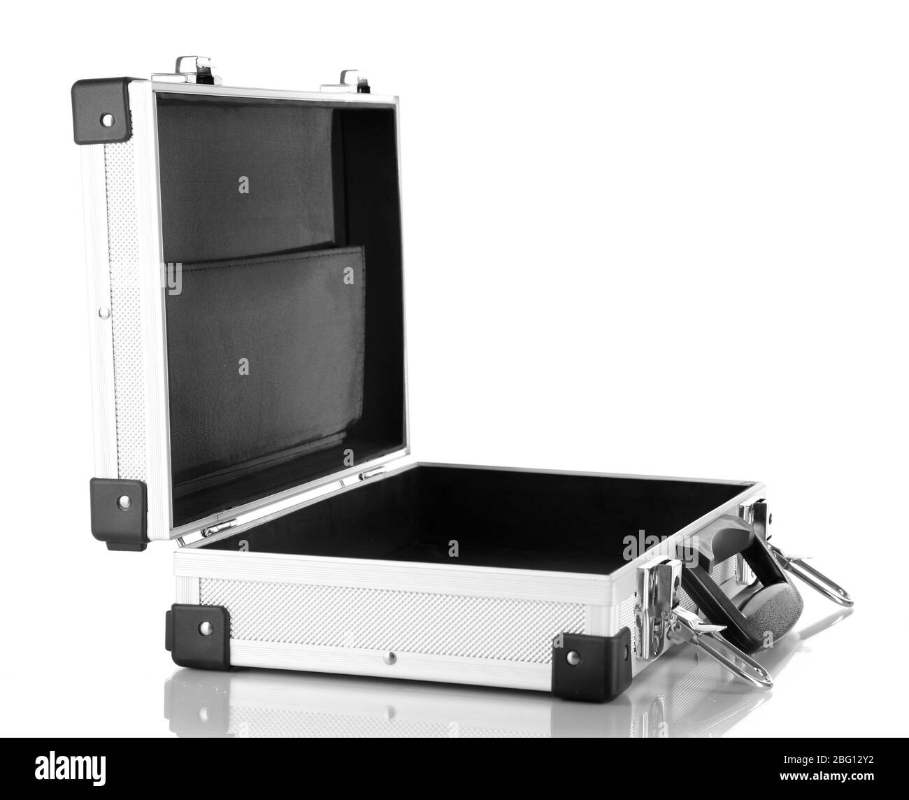 Offenes silbernes Gehäuse isoliert auf weiß Stockfoto