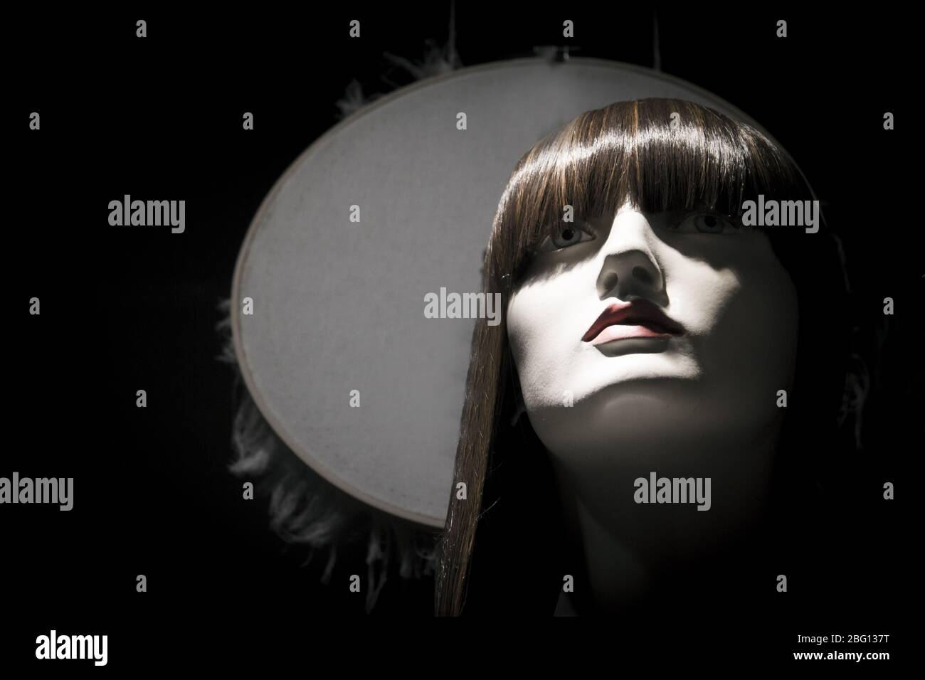 Porträt von weiblichen Schaufensterpuppe mit rötlichen Haaren. Keine Leute Stockfoto