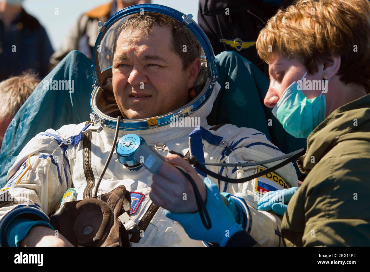 ZHEZKAZGAN, KASACHSTAN - 17. April 2020 - Expedition 62 Kosmonaut Oleg Skripochka wird vor dem Sojus MS-15 Raumschiff gesehen, nachdem er bei der NASA gelandet war Stockfoto