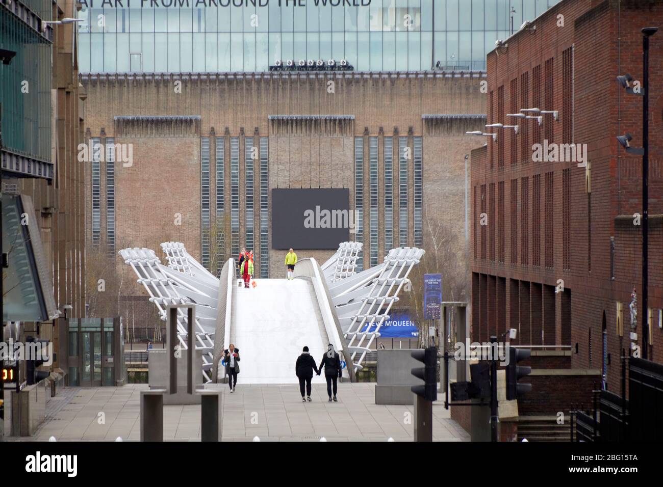 Personen, die auf dem St. Martin's Way und der Millenium Bridge mit Tate Modern trainieren, während der beschränkten Reise der Coronavirus COVID-19 Lockdown in London EC4 Stockfoto