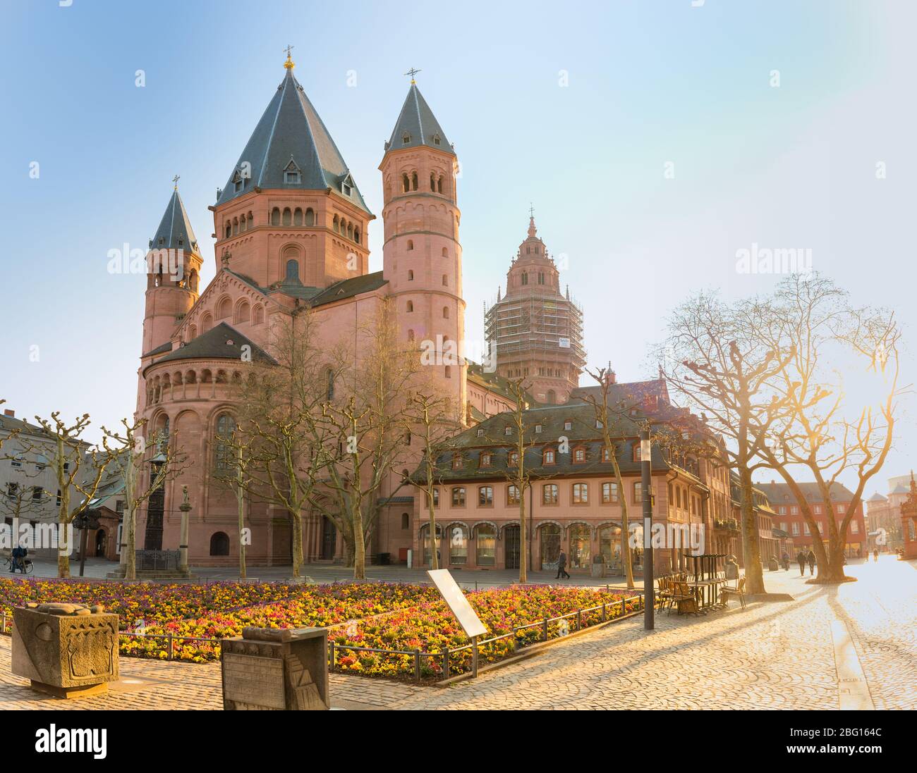 Mainzer Dom an einem sonnigen und wolkenlosen Tag ohne Menschen Stockfoto