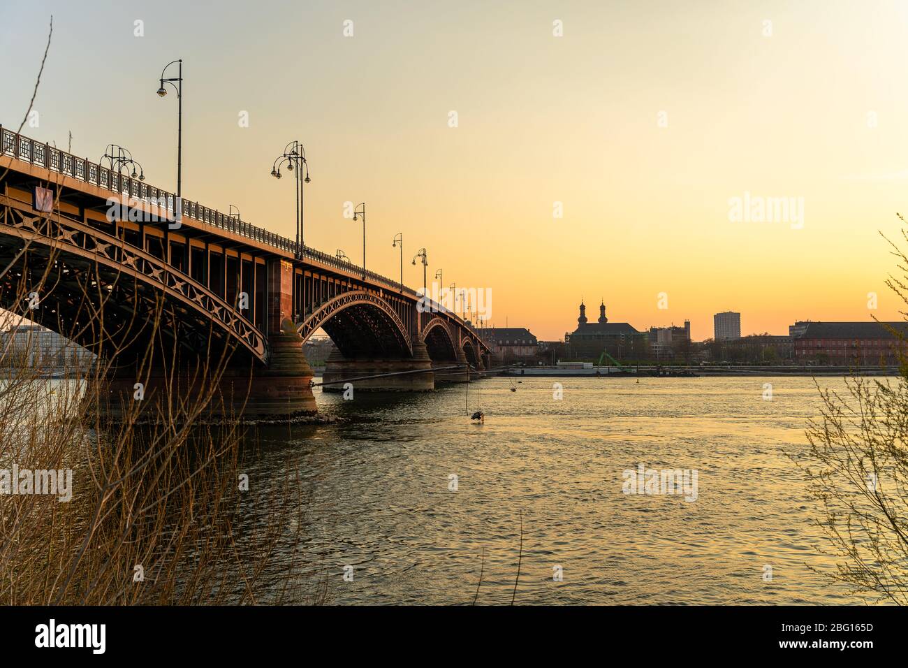 Theodor-Heuss-Brücke bei Sonnenuntergang über dem Rhein bei mainz Stockfoto