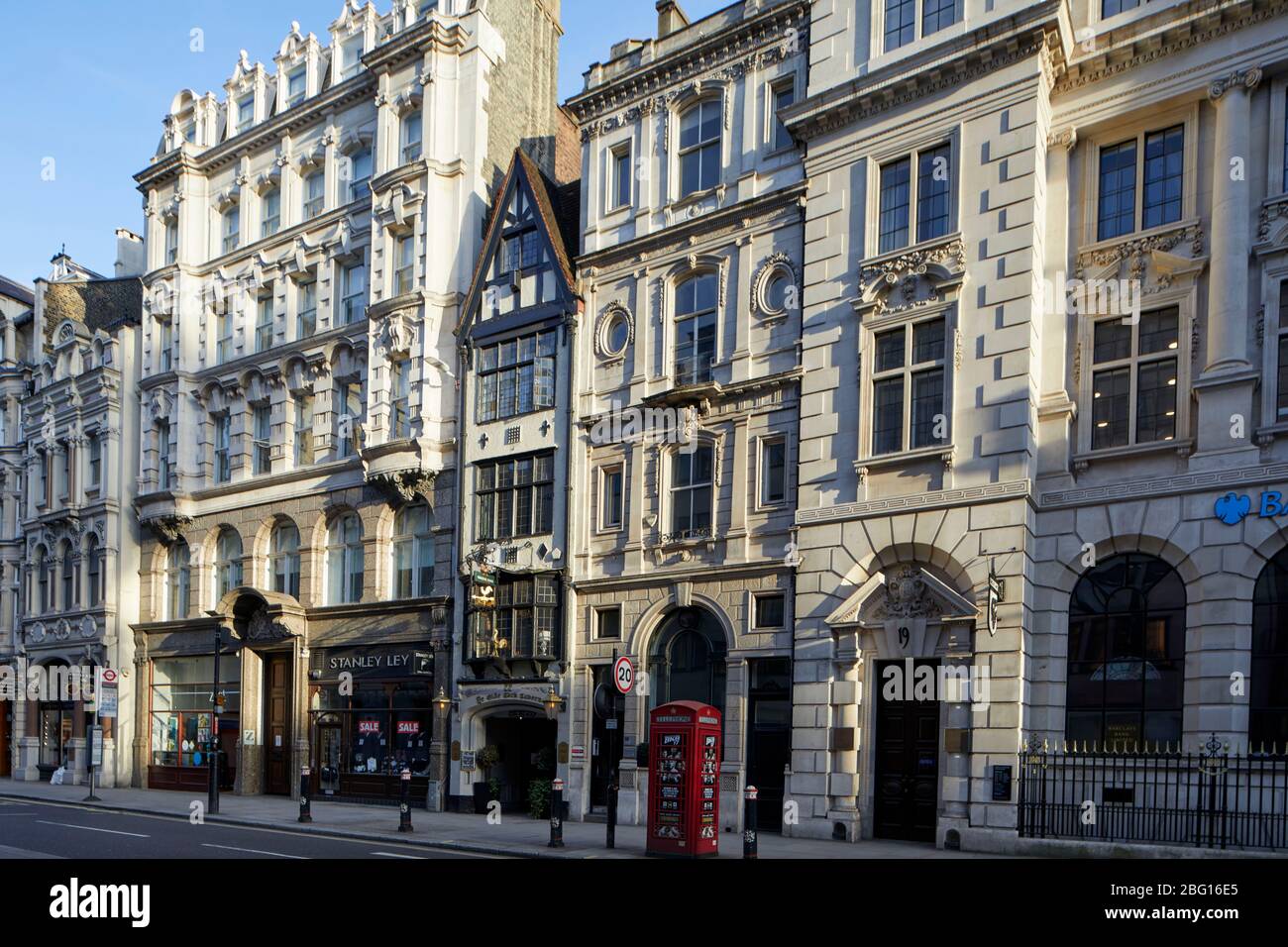 Leerer, verlassene Gehweg und Geschäfte der Fleet Street während der beschränkten Reise der Coronavirus COVID-19 Lockdown in London WC2, England Stockfoto