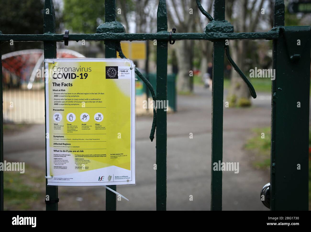 Dublin, Irland - 19. April 2020: Ein Covid-19-Gesundheitshinweis auf einem Spielplatz wegen Sperrbeschränkungen für Covid-19 geschlossen. Stockfoto