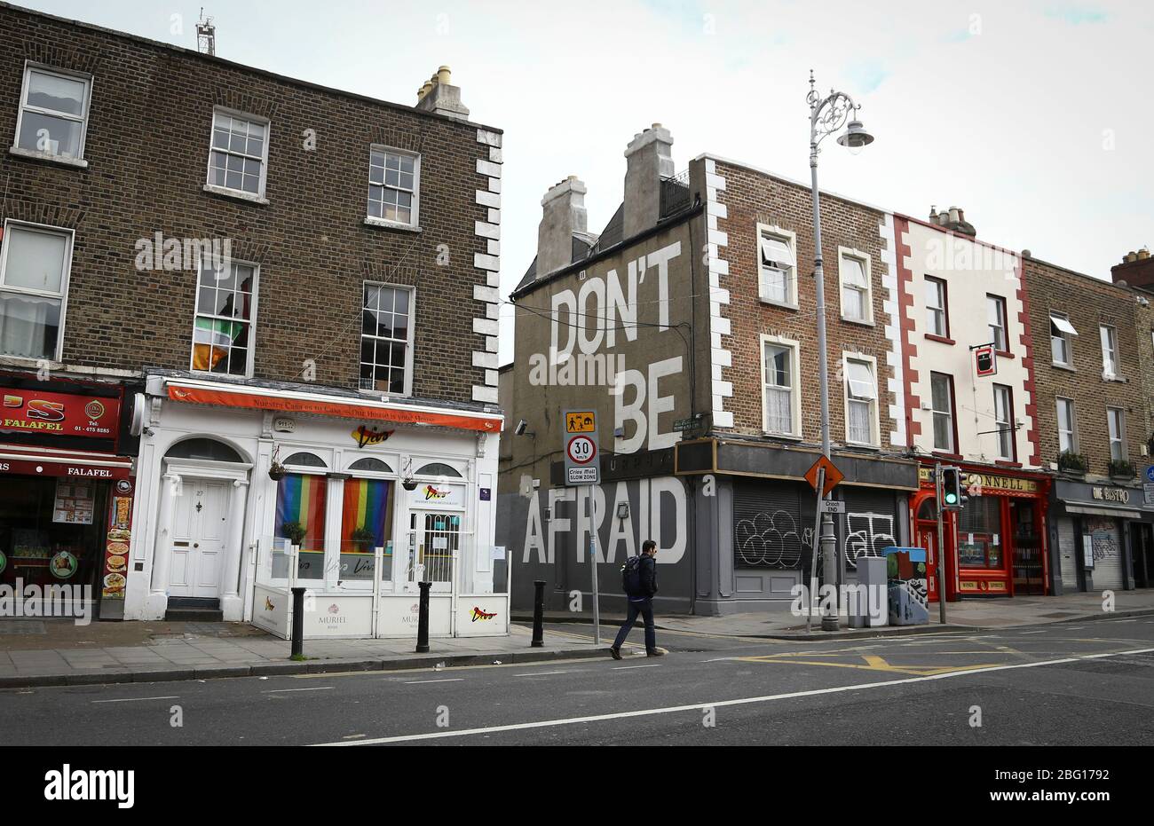 Dublin, Irland - 19. April 2020: Wandgemälde am Richmond Place, Portobello des Dubliner Künstlers Maser von Seamus Heaneys letzten Worten, ‘Noli timere’. Stockfoto