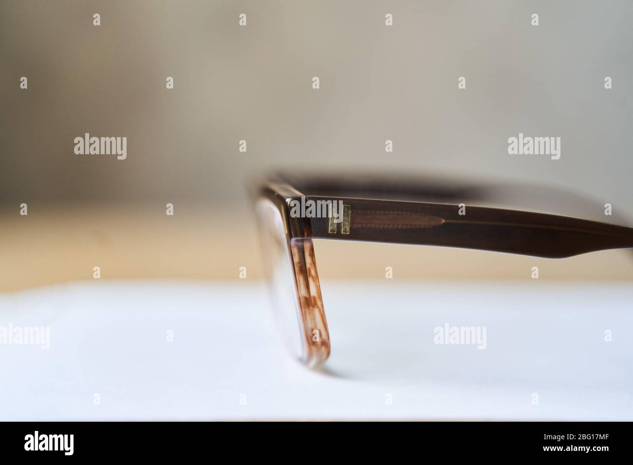 Modischer brauner Brillenrahmen. Gläser für Myopie. Stockfoto