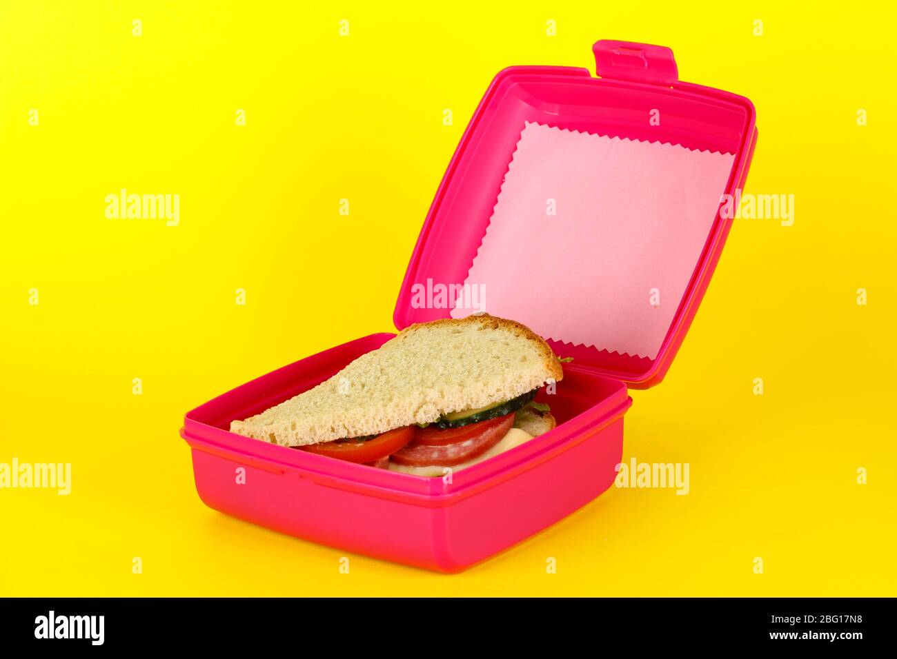 Lunchbox mit Sandwich auf gelbem Hintergrund Stockfoto
