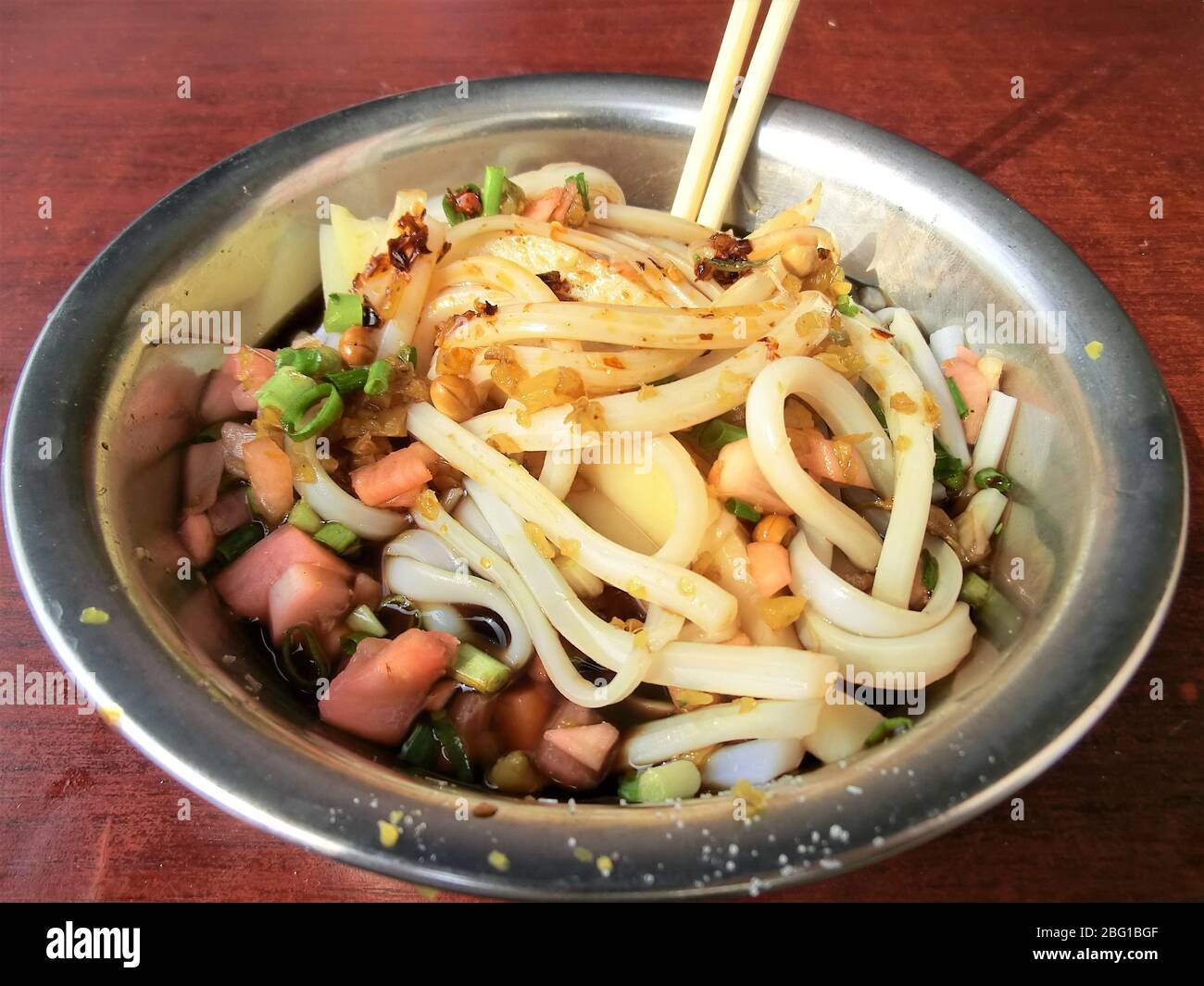 Eine Schüssel mit dicken Reisnudeln in Guiyang, Guizhou, China Stockfoto