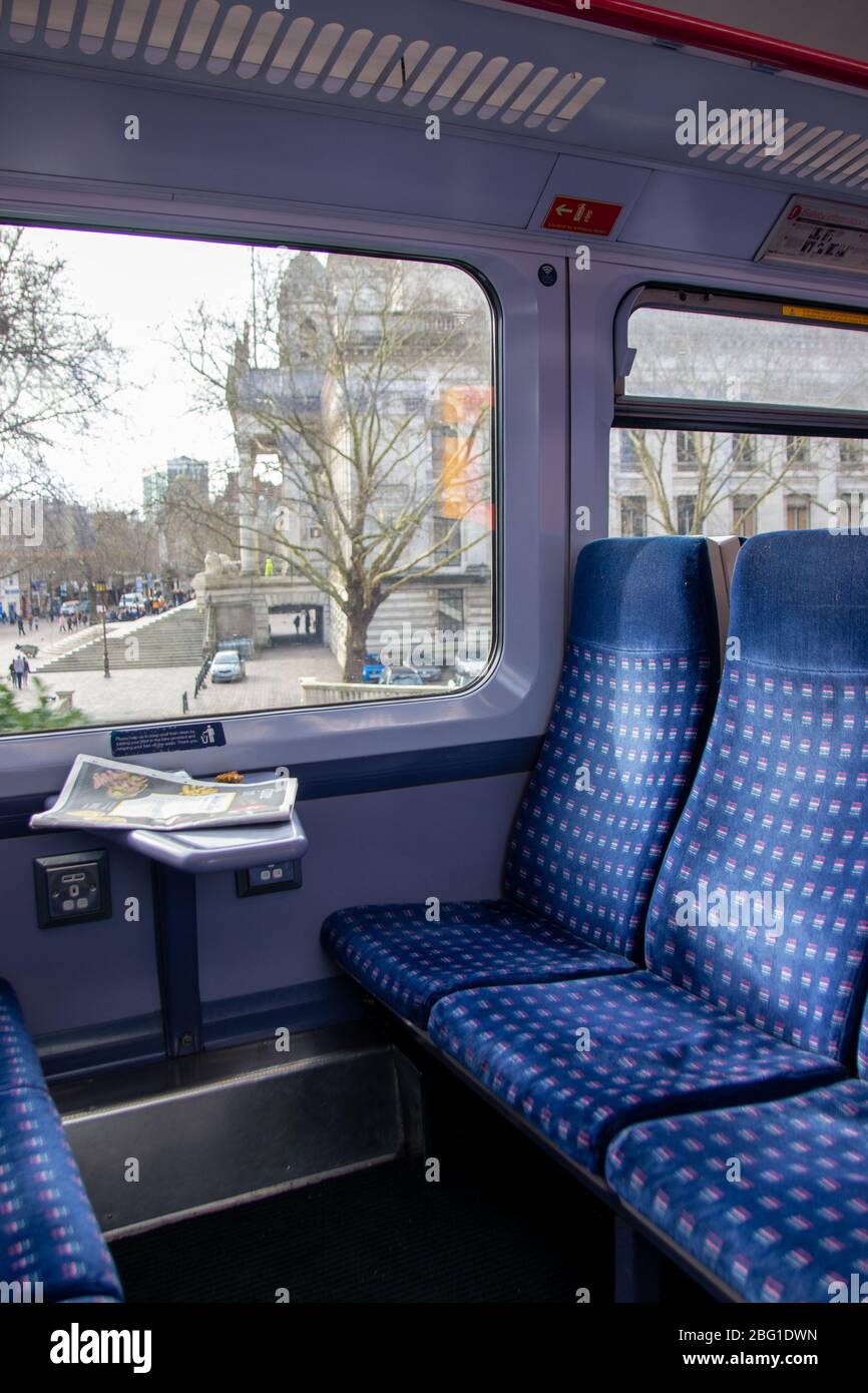 Leere Sitzplätze im Inneren eines britischen Eisenbahnwaggons Stockfoto