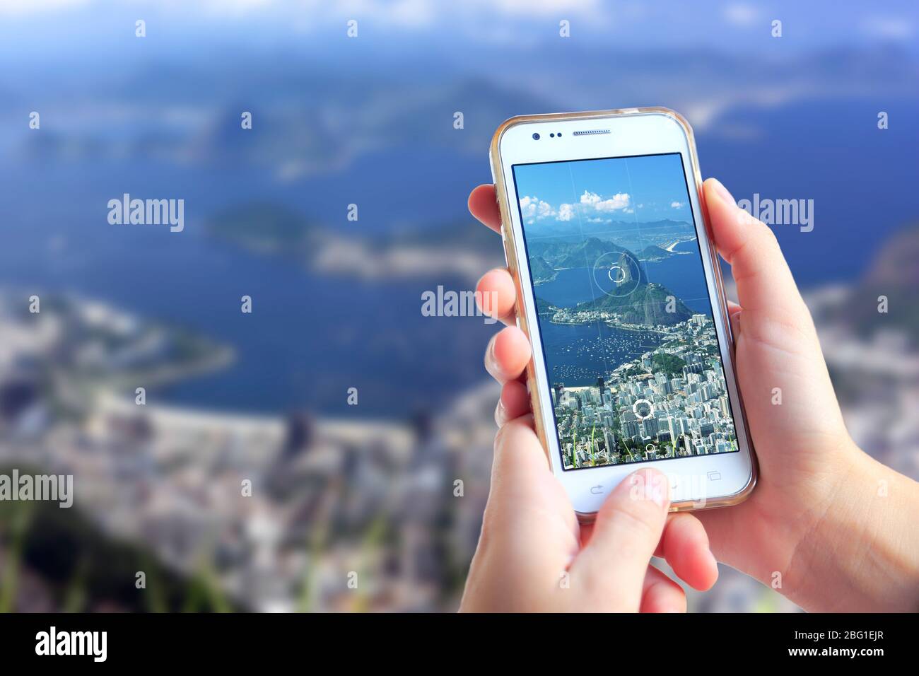 Rio de Janeiro, Brasilien. Fotokamera eines Smartphones. Sehen Sie durch den Bildschirm, wenn eine junge Frau das Bild aufnimmt. Stockfoto