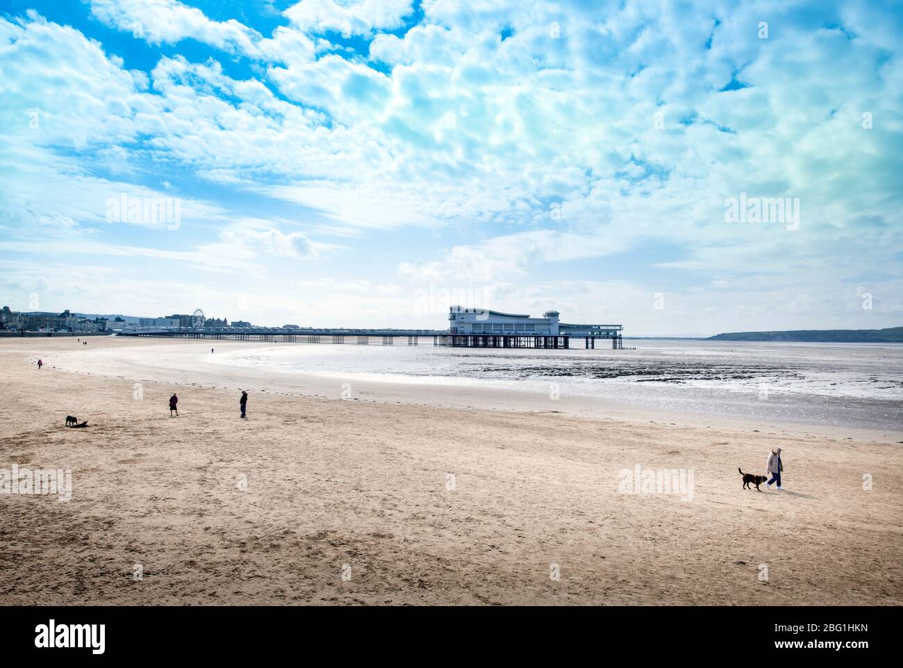 Der nahe menschenleere Strand von Weston-super-Mare während der Coronavirus-Sperrung, UK Stockfoto