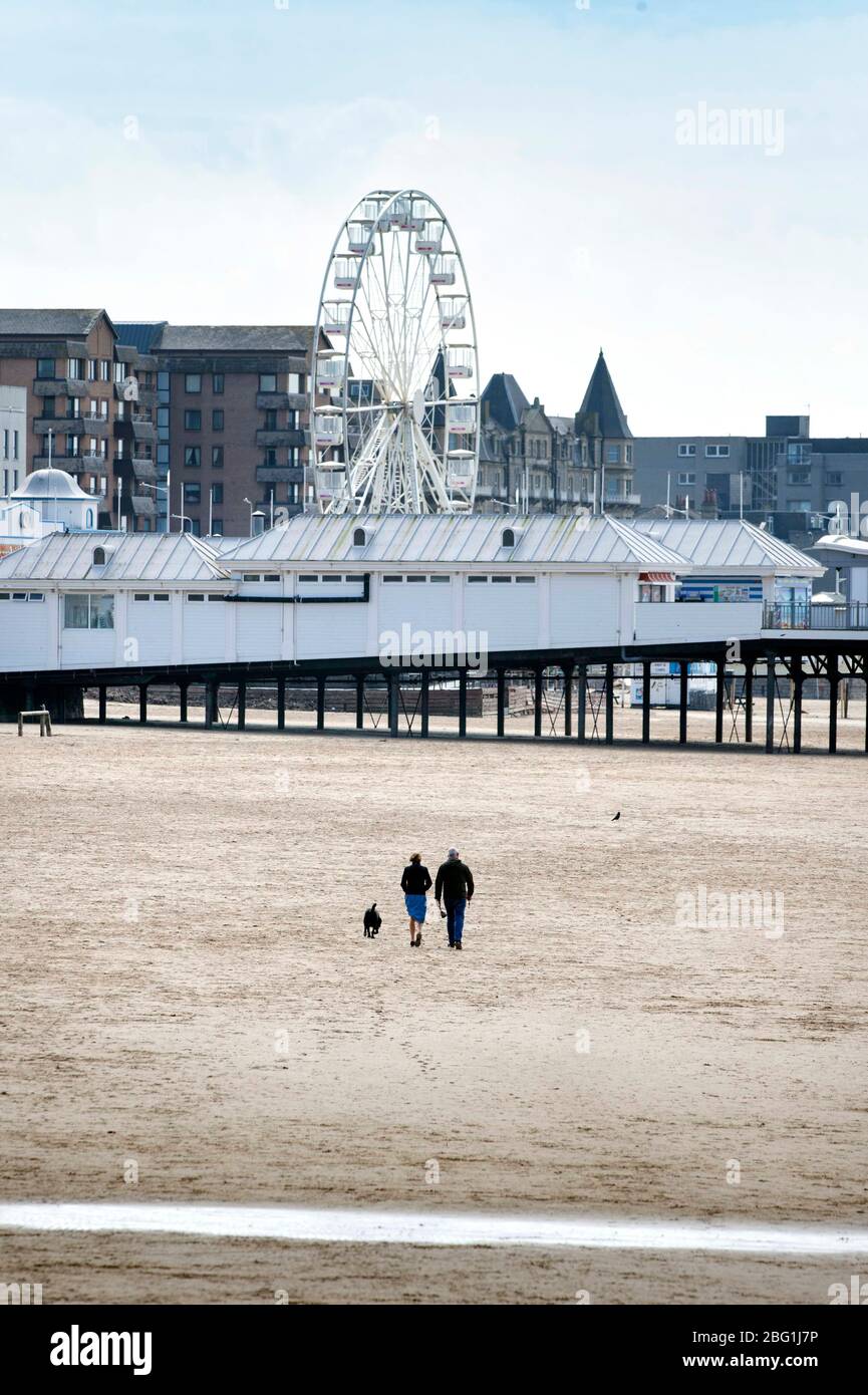 Ein Paar nimmt seine tägliche erlaubte Übung auf dem nahe einsamen Strand von Weston-super-Mare während der Coronavirus Sperre, Großbritannien Stockfoto