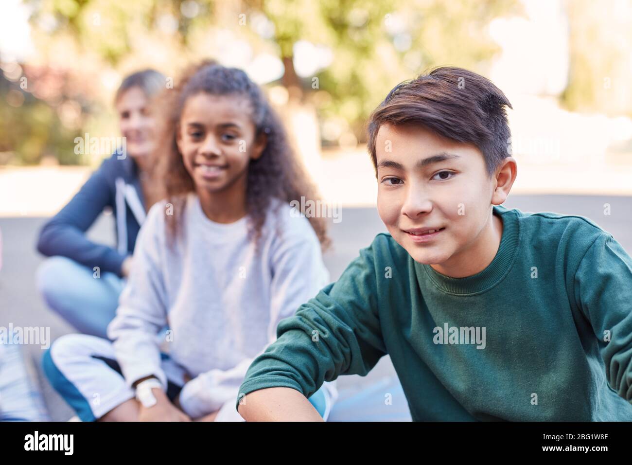 Glückliche Gruppe von Kindern im Ommer auf einem Teenagerausflug im Sommercamp Stockfoto