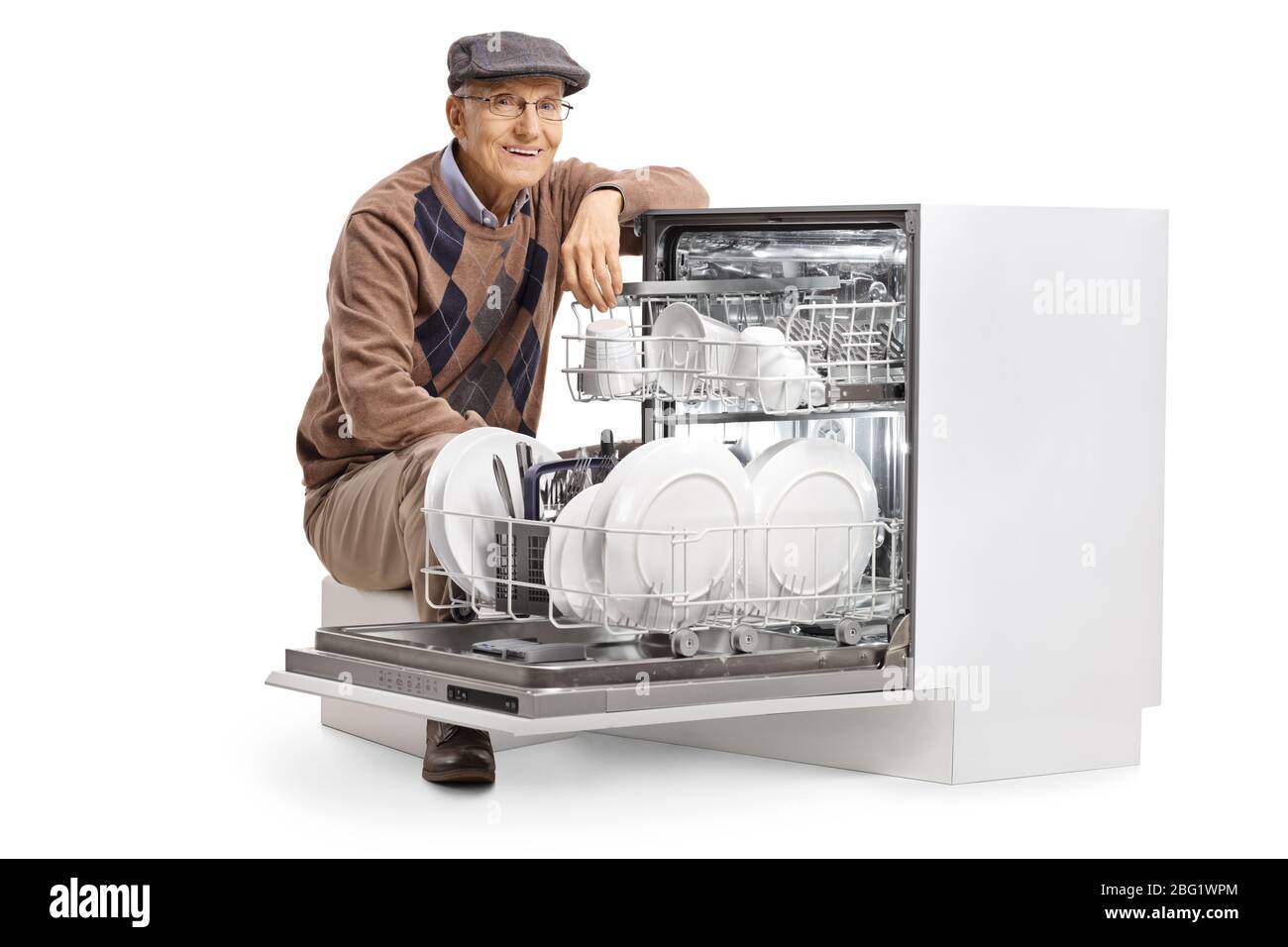 Älterer Mann kniet neben einer kompletten Spülmaschine, isoliert auf weißem Hintergrund Stockfoto Älterer Mann kniet neben einer kompletten Spülmaschine, isoliert auf weißem Hintergrund Stockfoto