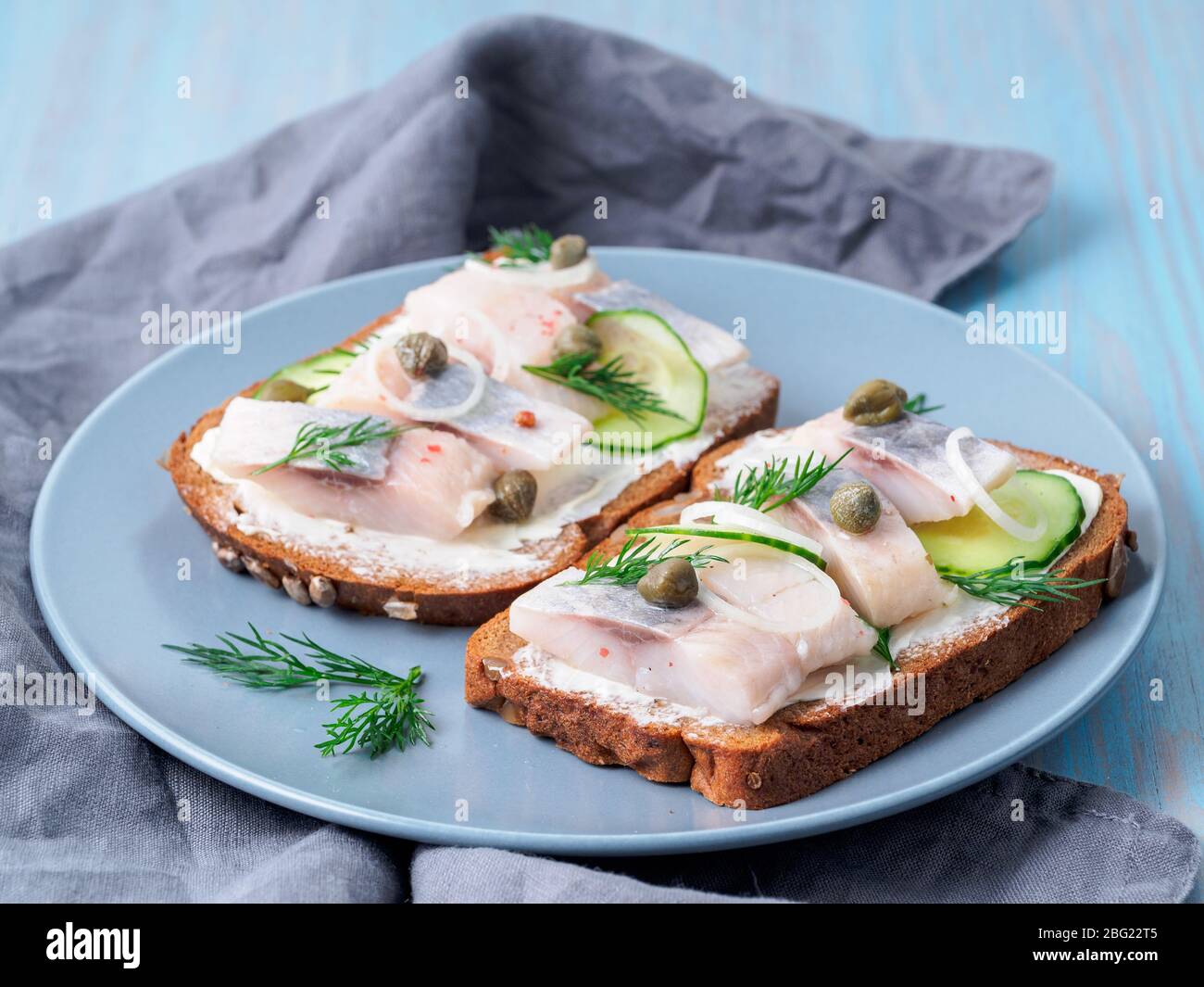 Hering Smorrebrod: Traditionelle dänische Sandwiches. Schwarzbrot mit Hering Stockfoto