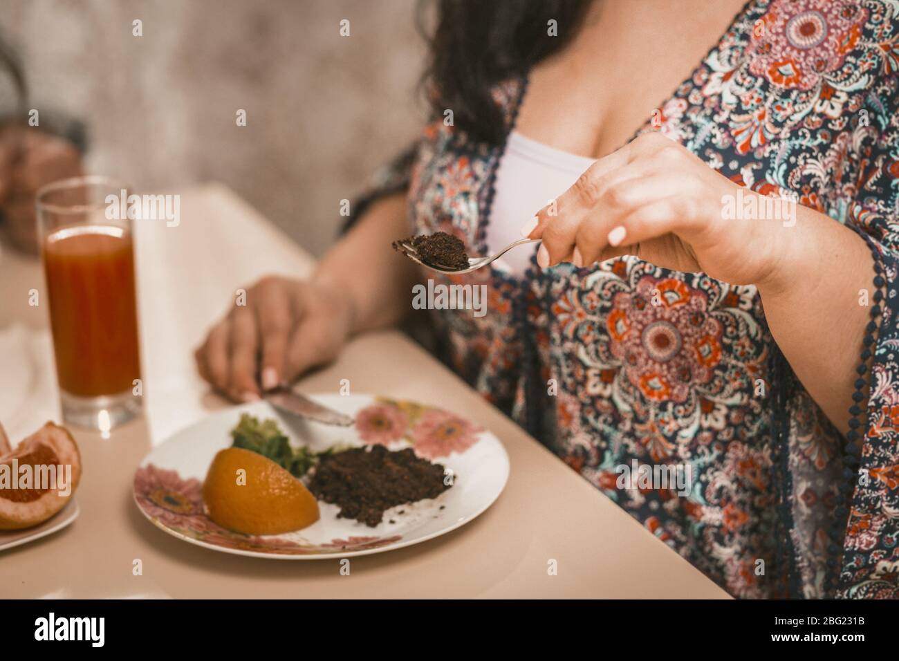 Nahaufnahme Hände der Frau gehen, um gesunde Lebensmittel zu essen Stockfoto