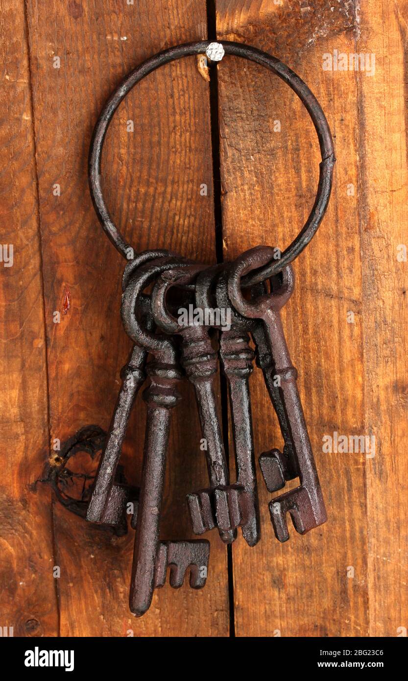 Ein Haufen alter Schlüssel hängen an der Holzwand Stockfoto
