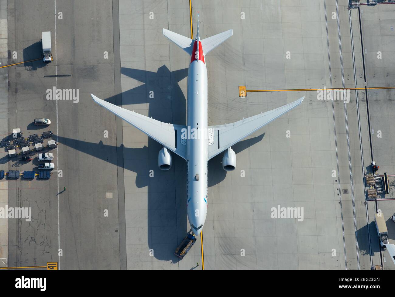 American Airlines Boeing 777 wird am Los Angeles International Airport abgeschleppt. Luftaufnahme von 777-300 Flugzeugen, die als N726AN registriert sind. Stockfoto