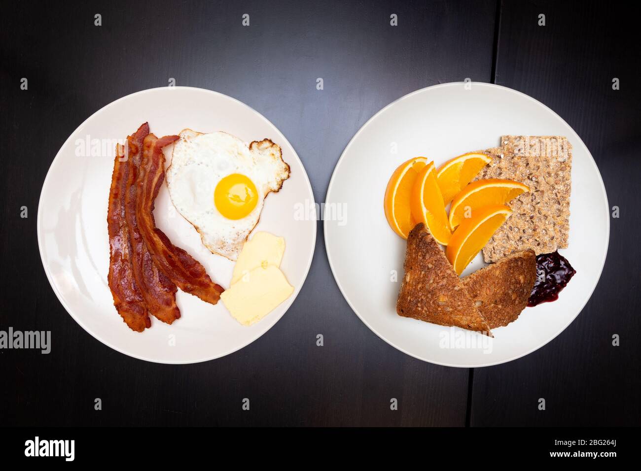 Zwei Teller voll mit traditionellen Frühstückssnacks auf einem Tisch. Stockfoto
