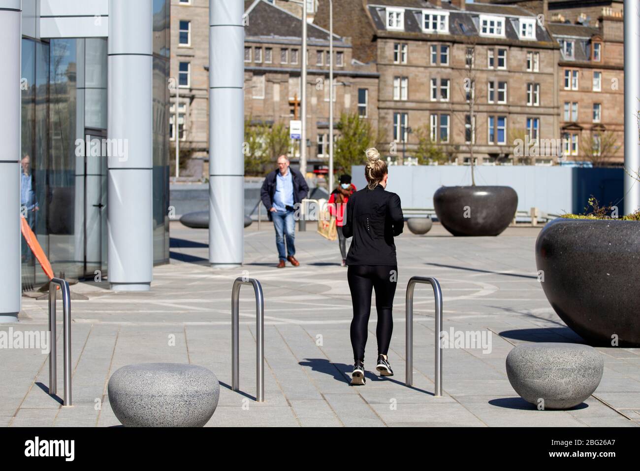 Dundee, Tayside, Schottland, Großbritannien. April 2020. UK Wetter: Ein warmer sonniger und luftiger Frühlingstag in Dundee, während eine Joggerin einen Tag am Ufer entlang joggt und dabei die sozialen Distanzierungsrichtlinien während der 5. Woche der Lockdown-Beschränkungen in ganz Großbritannien respektiert. Quelle: Dundee Photographics/Alamy Live News Stockfoto