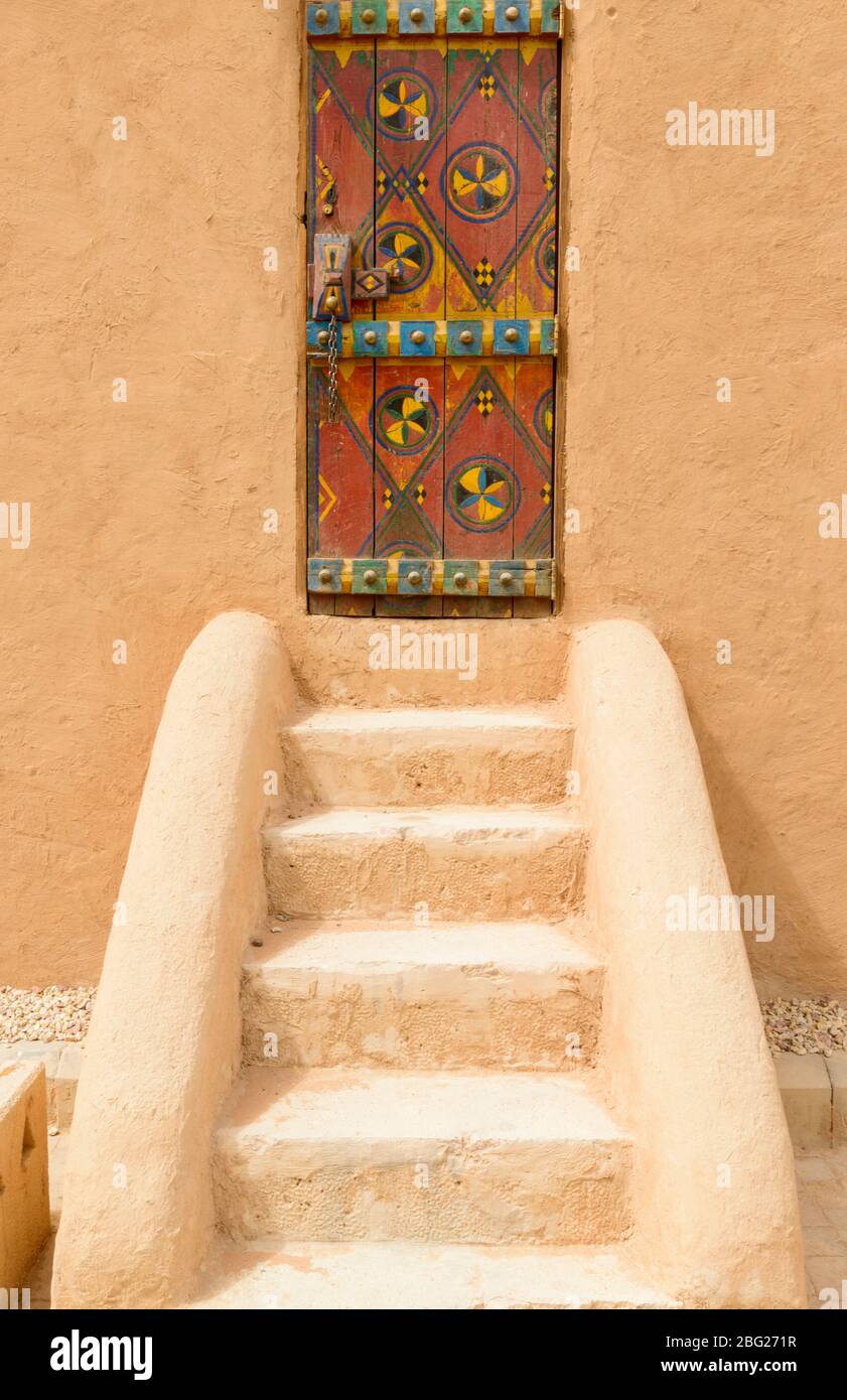 Eine traditionelle bemalte Tür in der alten Hauptstadt Diriyah, Riad, Saudi-Arabien Stockfoto