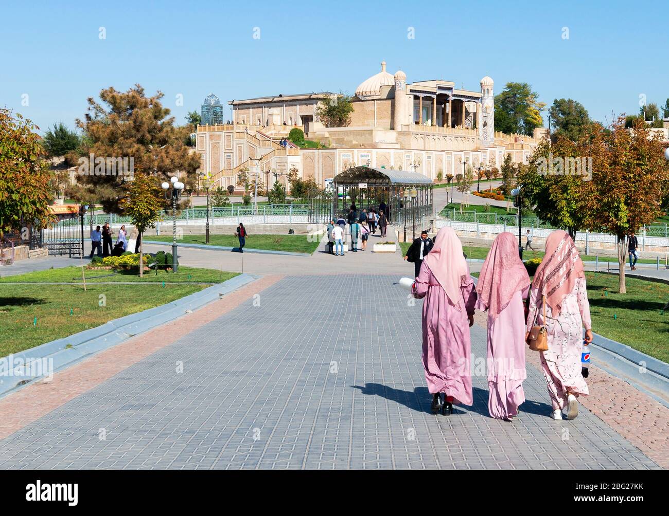 Gruppe von usbekischen einheimischen muslimischen Frauen in traditioneller Kleidung wie Schal und lange Kleidung. Blick auf den Alltag in Samarkand, Usbekistan. Stockfoto
