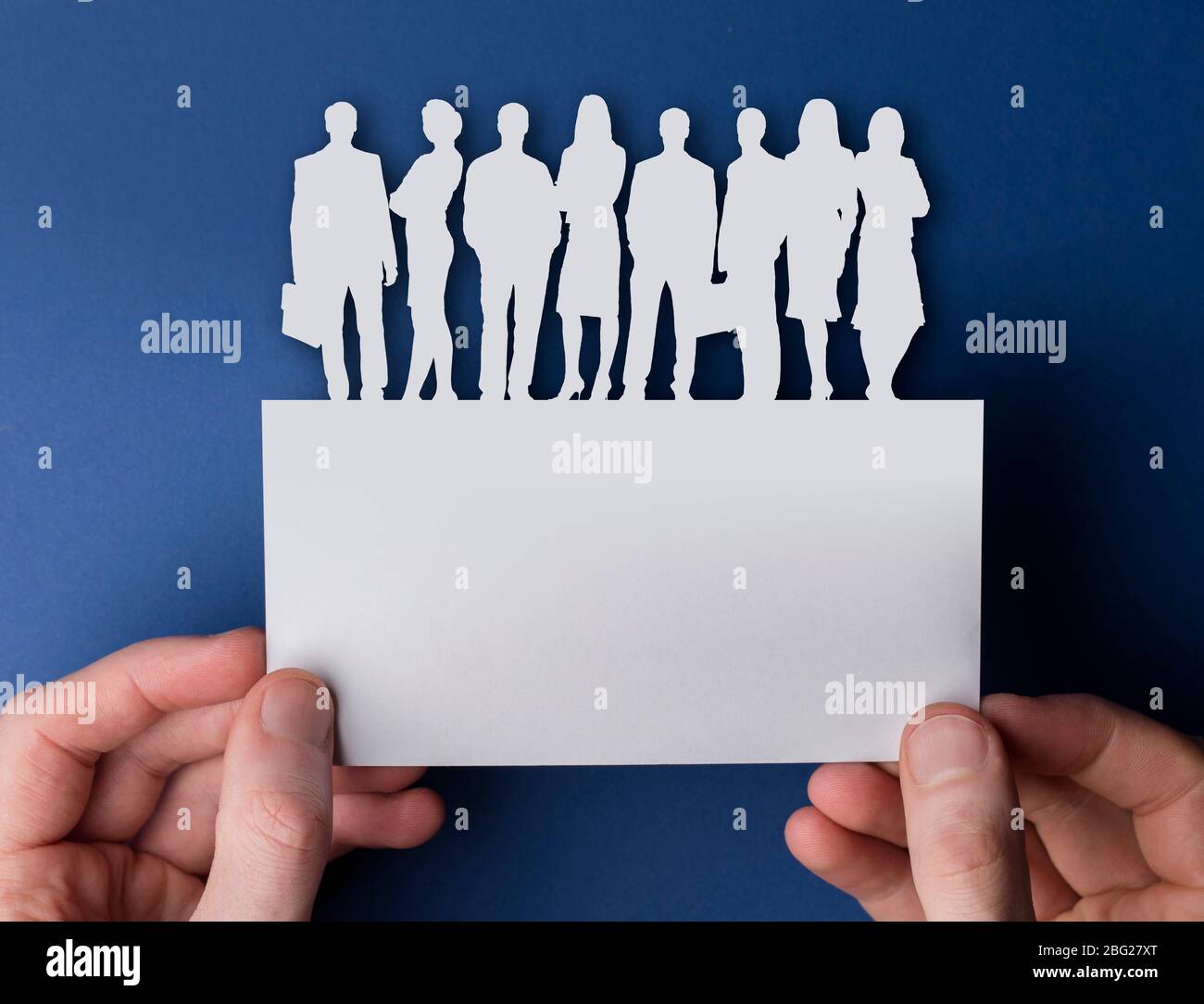 Hände mit einer leeren weißen Karte Business Team Menschen unterschreiben Stockfoto