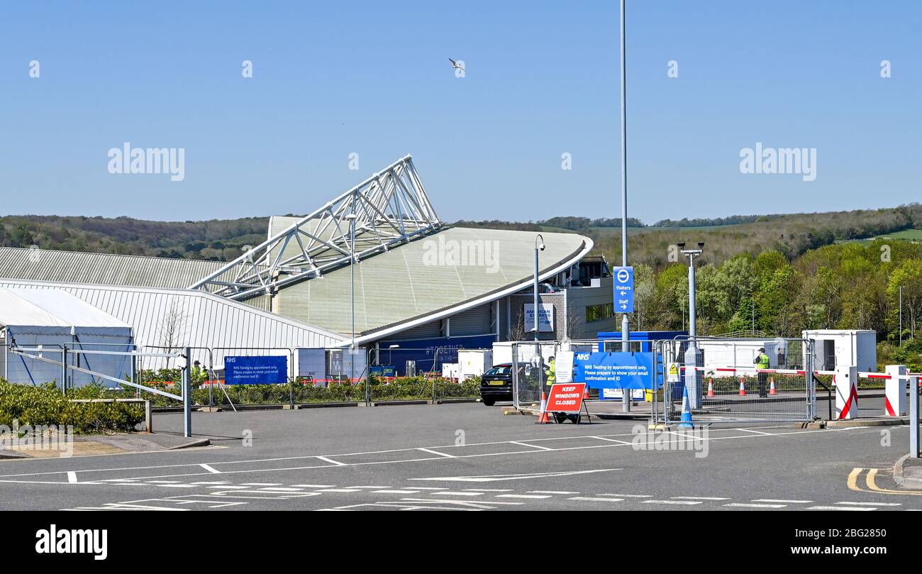 Brighton UK 20. April 2020 - das NHS COVID-19 Testzentrum, das im Amex Stadion des Fußballvereins Brighton und Hove Albion während der Coronavirus COVID-19 Pandemiekrise eingerichtet wurde. Quelle: Simon Dack / Alamy Live News Stockfoto