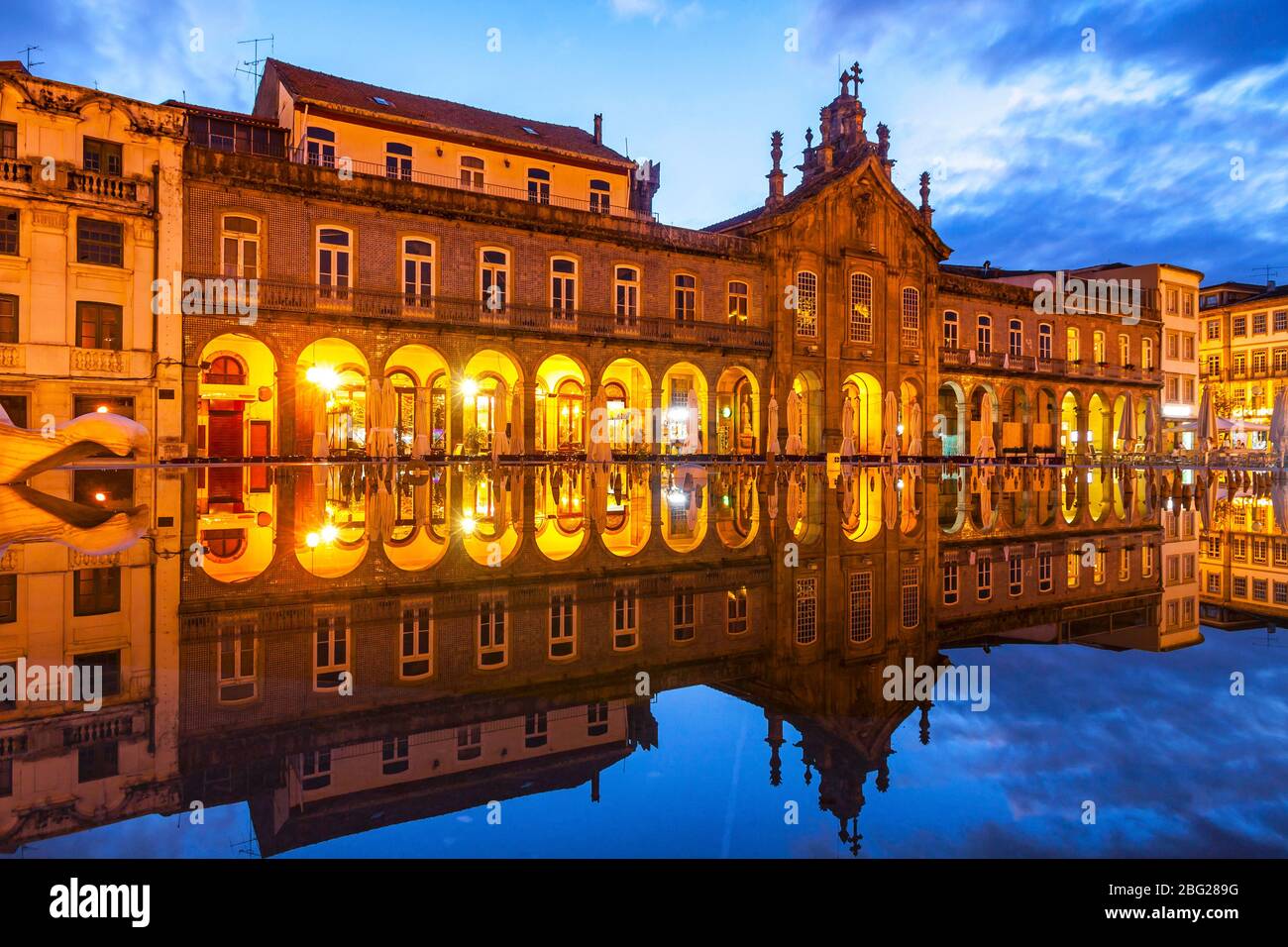 Nachtansicht des Platzes der Republik (Praca da Republica) in Braga, Portugal. Außerhalb von Arcada (oder Largo da Arcada) und der Kirche von Lapa Stockfoto