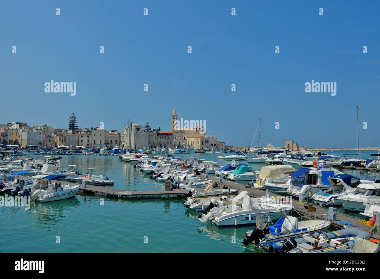 Blick auf den Hafen der apulischen Stadt Trani, Italien Stockfoto