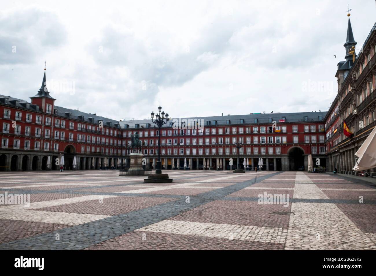 Plaza Mayor - Tag 35 seit die spanische Regierung einen Ausnahmezustand aufgrund der Korona-Krise verhängt. Madrid, 18. April 2020, weltweit Stockfoto