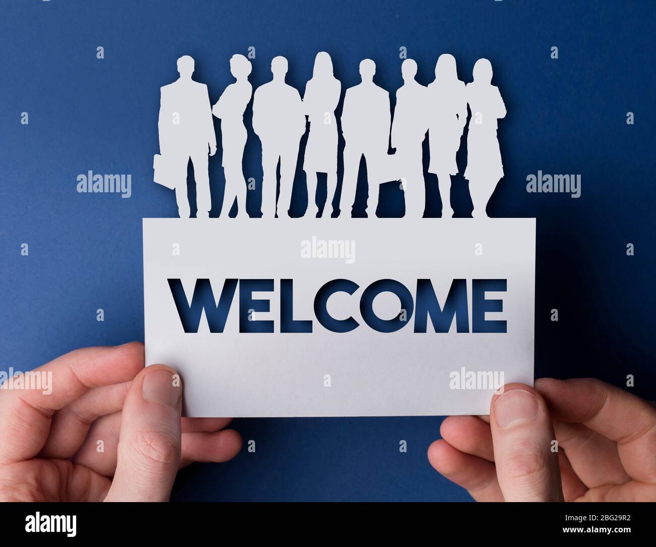 Hände halten eine willkommene weiße Karte Business Team Menschen unterschreiben Stockfoto