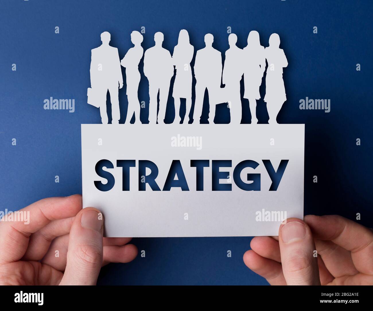 Hände halten eine Strategie White Card Business Team Mitarbeiter unterzeichnen Stockfoto