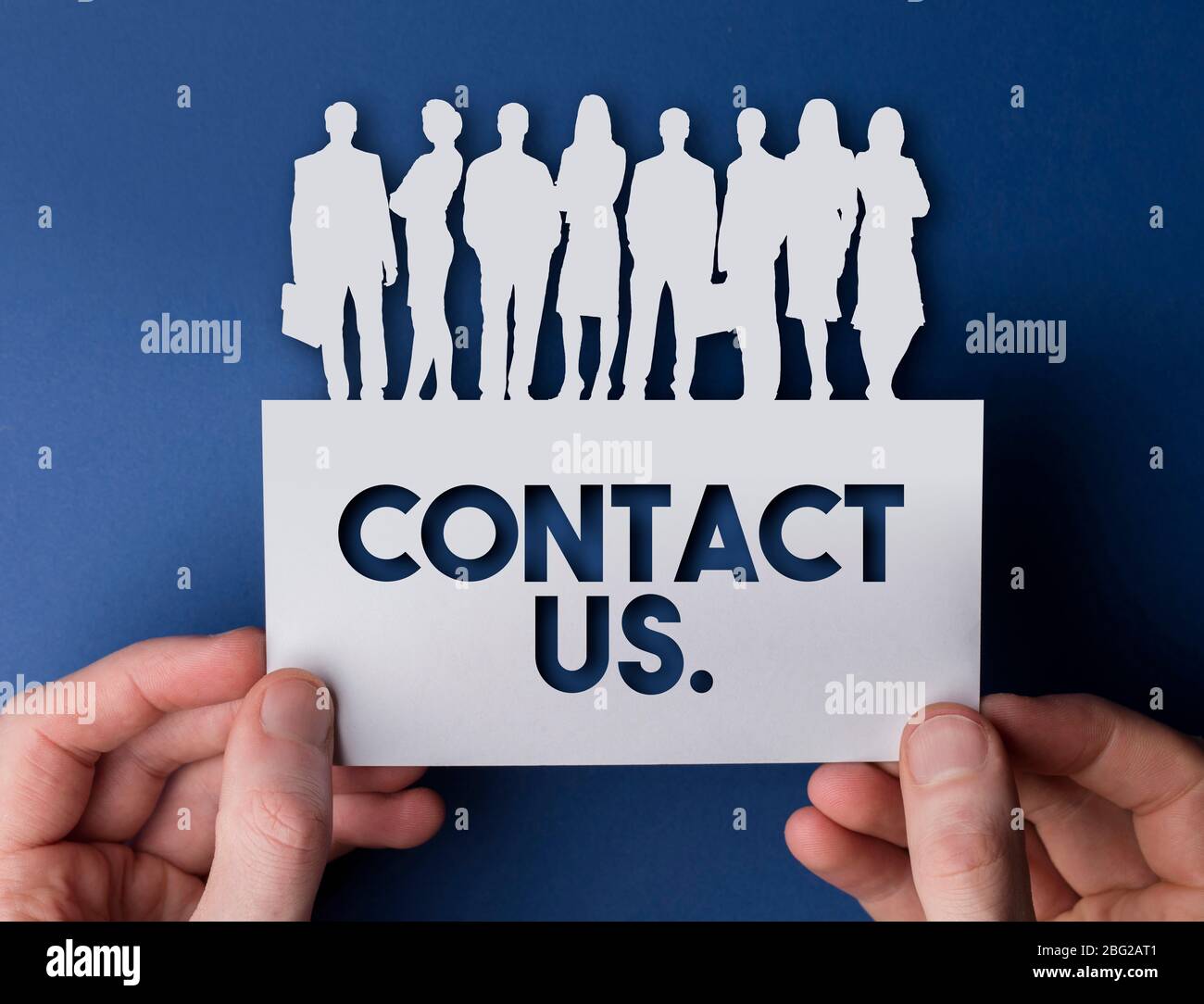 Hände halten einen Kontakt White Card Business Team Menschen unterschreiben Stockfoto