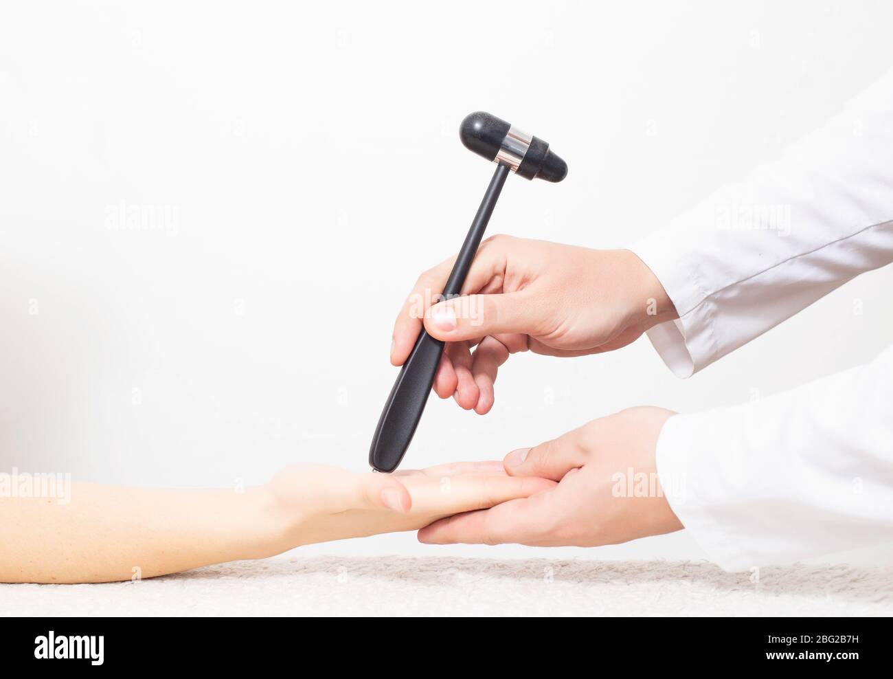 Der Arzt überprüft den Palmarkinnreflex in der Handfläche des Patienten. Nachweis und Behandlung von vegetativer vaskulärer Dystonie und Parkinson-Diseas Stockfoto