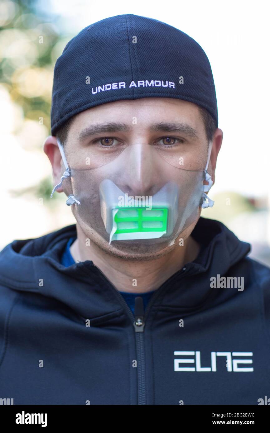 Milan, Coronavirus Covid Emergency 19 - Alle Masken, von der Gesundheit bis zu den modischsten. Auf dem Foto: Gabriele Ghiani. 44 Jahre alt. Elite Boxing Club Unternehmer und Manager. "Er dachte ernsthaft, dass alle Unternehmen viel marschieren, eine Psychose wurde durch die Verwendung eines Palliativprodukts geschaffen, das sehr wenig dient und keine Schutzfunktion im Alltag hat, um Abstand zu Menschen zu halten, die nicht infiziert sind, ohne Pathologie, Einflüsse oder Erkältungen. Offensichtlich sehr nützlich in Krankenhäusern und für alle Menschen, die in sensiblen Orten beschäftigt sind ". (Francesco Bozzo/Fotografma, Mil Stockfoto