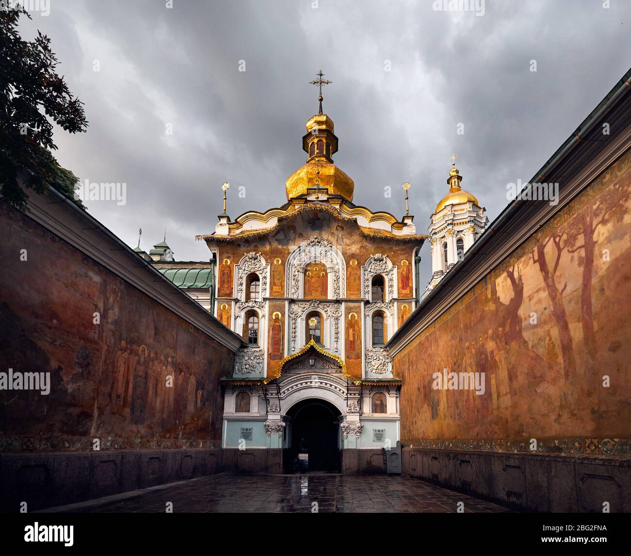 Alte Kirche Tor von Kiew Pechersk Lavra. Alte historische Architektur in Kiew, Ukraine Stockfoto