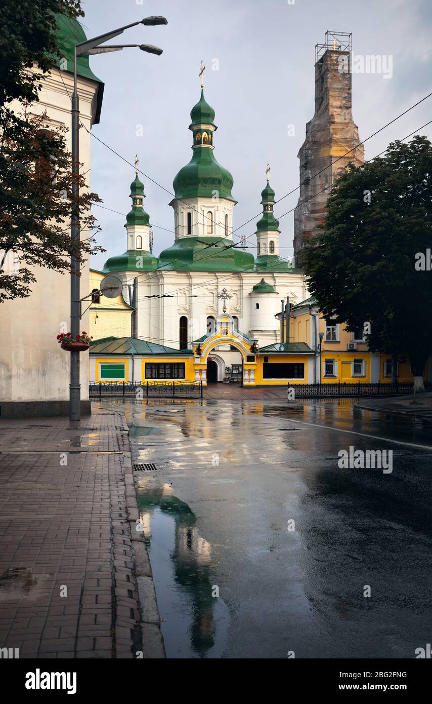 Alte Kirche auf die verregnete Straße von Kiew, Ukraine Stockfoto