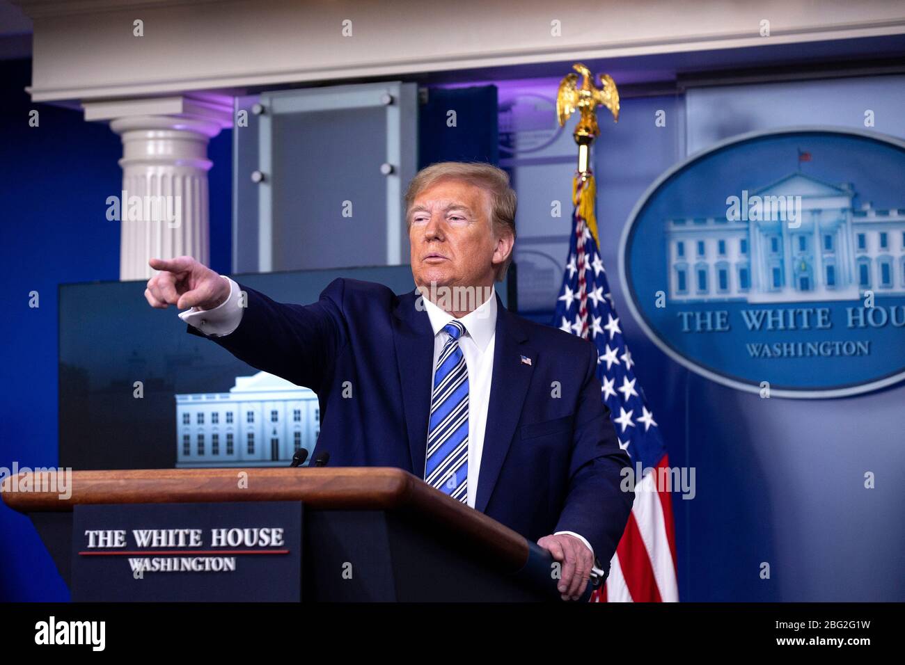 US-Präsident Donald J. Trump und US-Vizepräsident Mike Pence halten am Sonntag, den 19. April 2020, während einer Pressekonferenz im James S. Brady Press Briefing Room im Weißen Haus in Washington, DC, USA, Anmerkungen zur Coronavirus-Pandemie. Die Sprecherin des Repräsentantenhauses der Vereinigten Staaten Nancy Pelosi (Demokratin von Kalifornien) erklärte, dass die Gesetzgeber nahe an einem Abkommen mit dem Finanzminister der Vereinigten Staaten Steven T. Mnuchin über eine zweite Runde von Kleinunternehmerkrediten für Unternehmen, die von Coronavirus betroffen sind, sind. Kredit: Stefani Reynolds/CNP/Medien Stockfoto