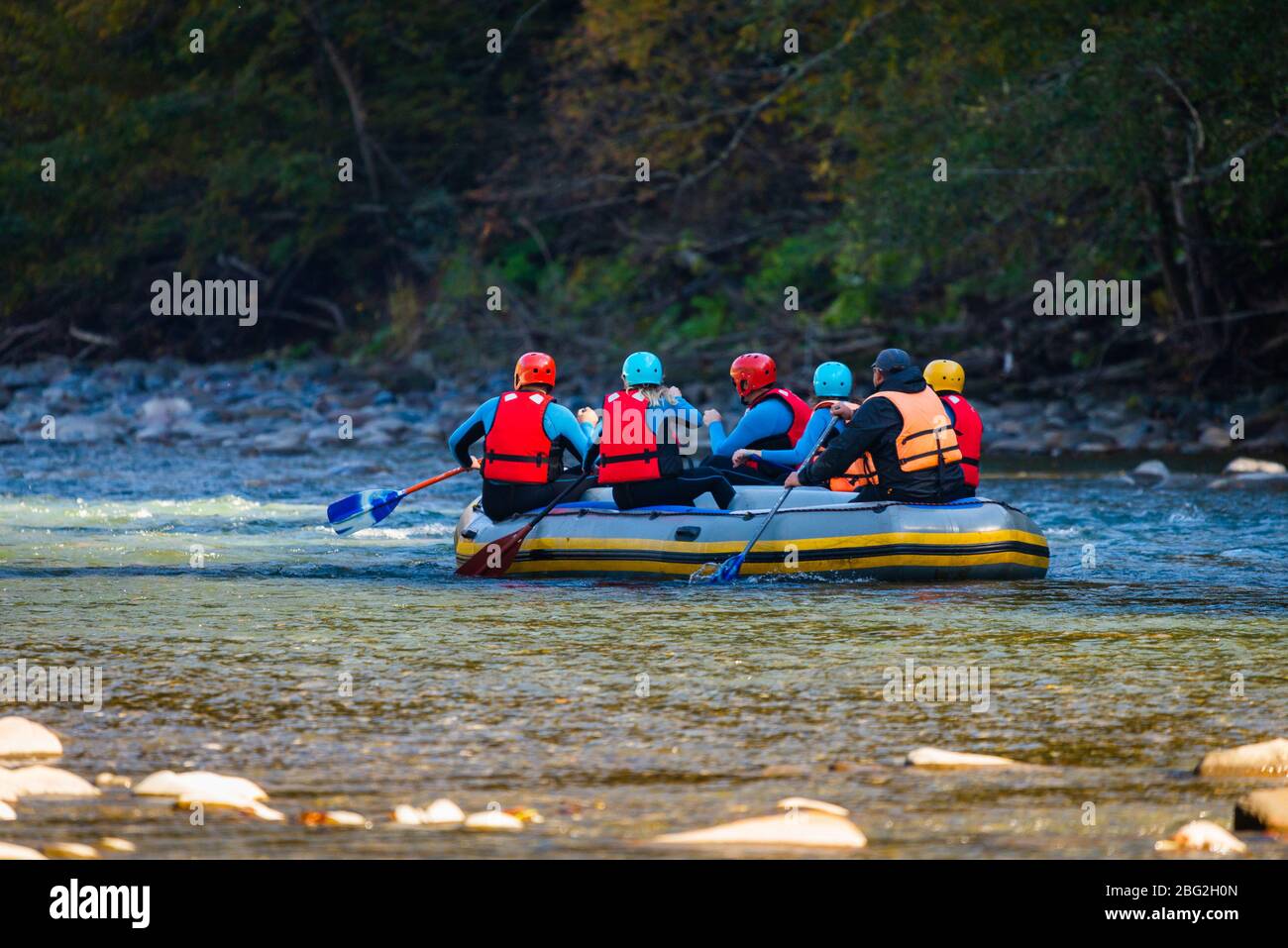 Gruppe von jungen Menschen machen ein Rafting auf dem Fluss. Stockfoto